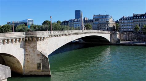  Le Petit-Pont de la Tournelle!  A Whimsical Stroll Through Rococo Paris Captured with Masterful Impasto Technique and Radiant Palette 