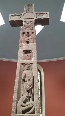  The Ruthwell Cross -  신비로운 기호와 웅장한 조각으로 장식된 8세기 영국의 예술